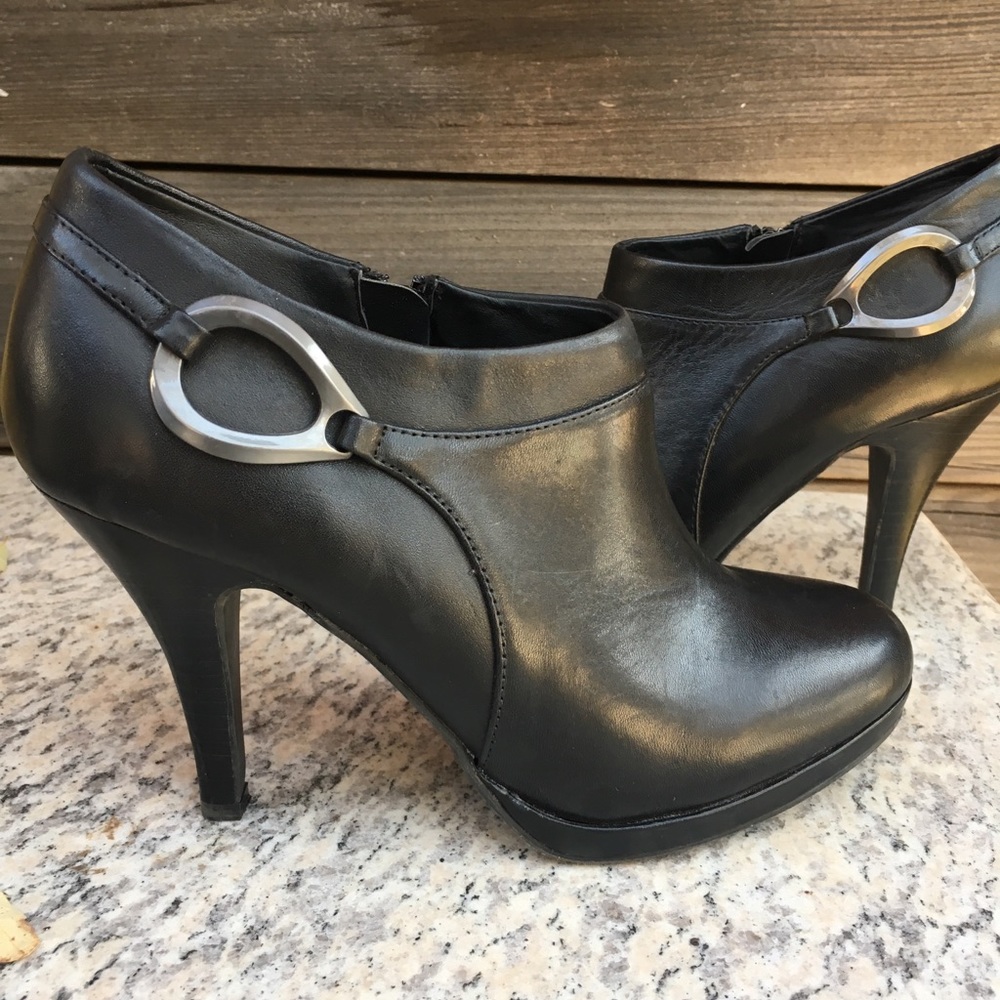Reba ankle boots NEW size 9
